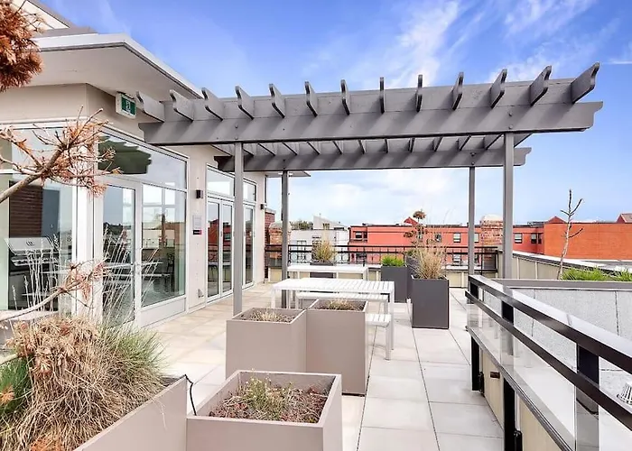 Waterfront Living In Victoria - Rooftop Patio, Bbq, Gym, Coffee