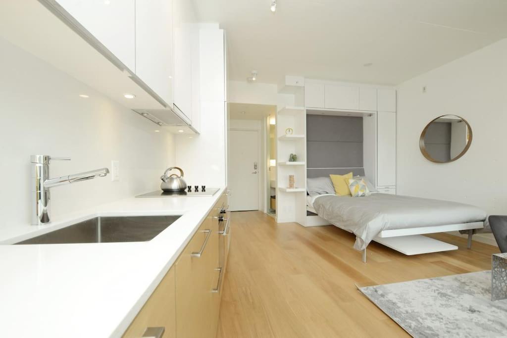 Waterfront Living In - Rooftop Patio, Bbq, Gym, Coffee Apartment *