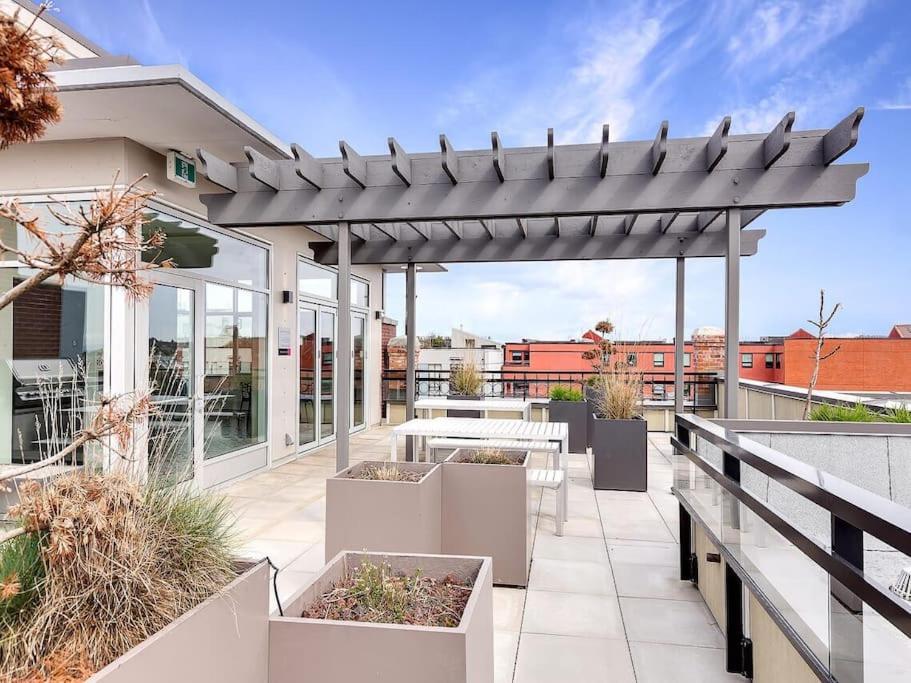 Waterfront Living In - Rooftop Patio, Bbq, Gym, Coffee * Victoria