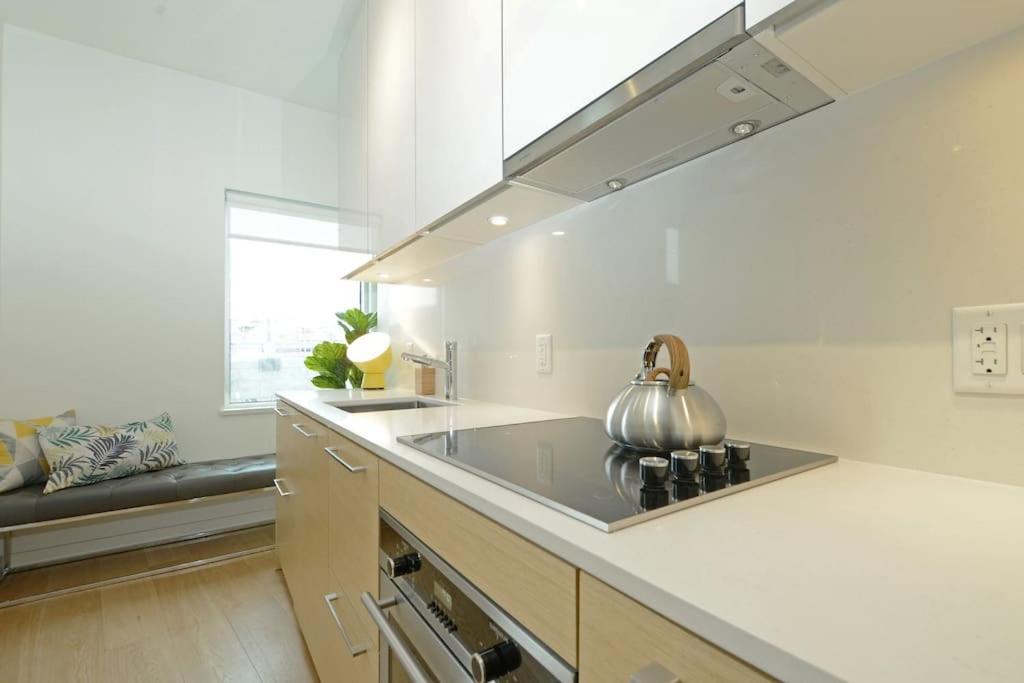 Waterfront Living In - Rooftop Patio, Bbq, Gym, Coffee Apartment