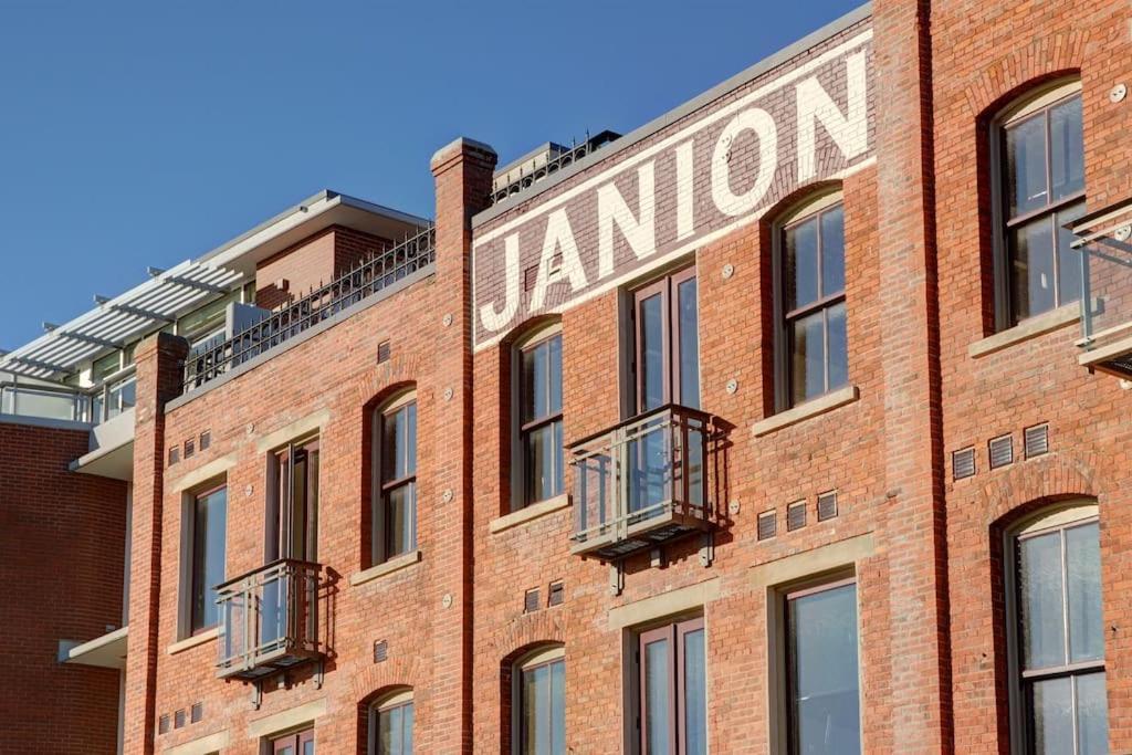 Waterfront Living In - Rooftop Patio, Bbq, Gym, Coffee Apartment Victoria